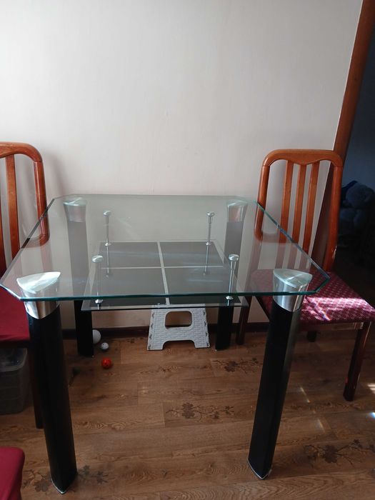 Стеклянный стол на кухню