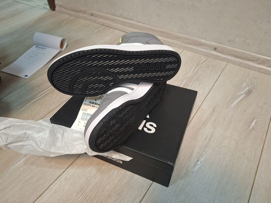 Adidas оригинални маратонки.