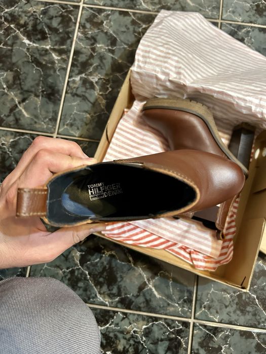 Vand ghete dama Tommy Hilfiger 39 piele maro