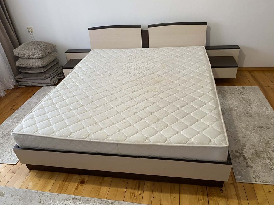 Спалня с нощни шкафчета