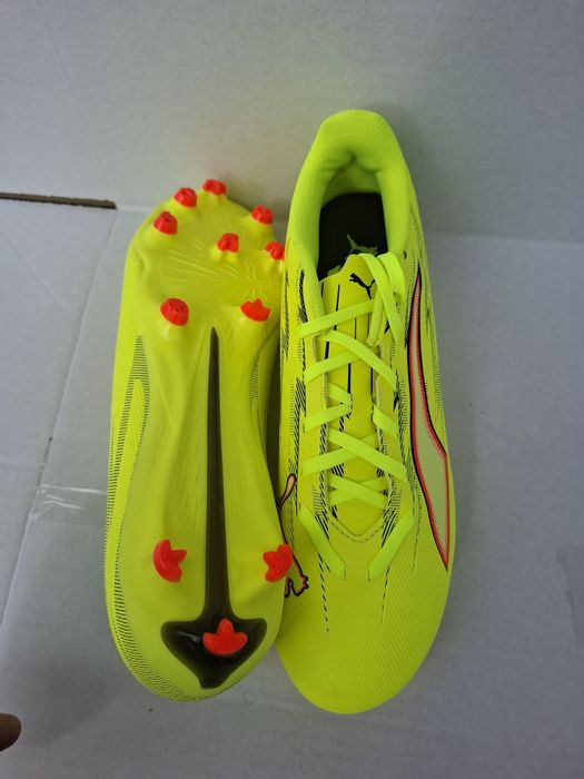 Ghete Puma pentru fotbal, gazon
