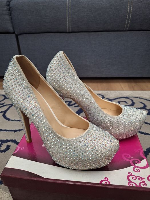 Туфли на высоком каблуке