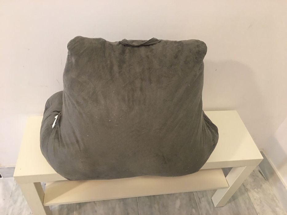 Perna pufoasa cu brate, polyester, umpluta cu bumbac, sa stai comod