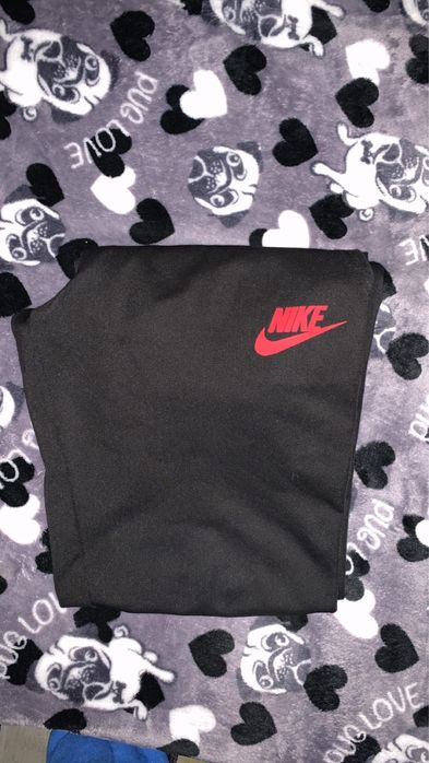 Vând pantaloni Nike!