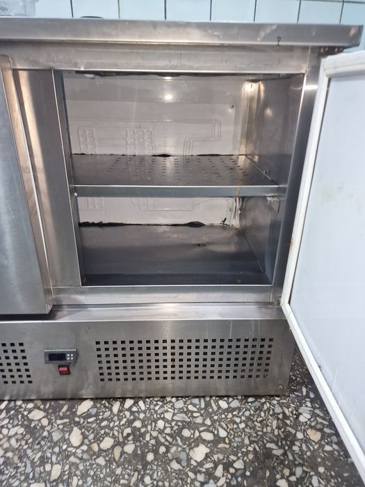 Продам холодильники столы, нерабочие.  Срочно