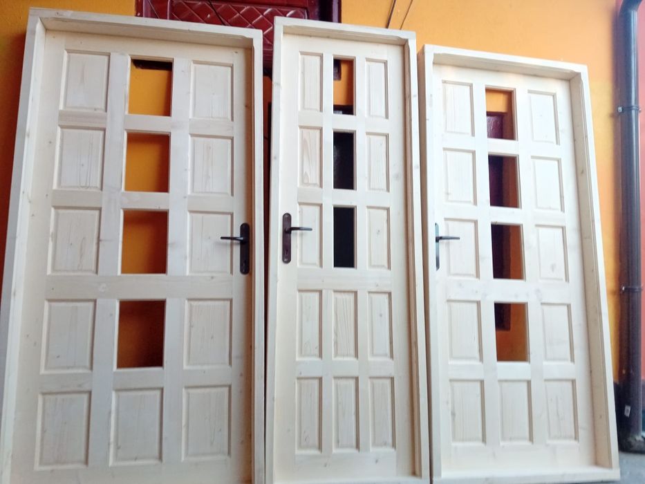 Producător de uși și ferestre din lemn masiv,brad.