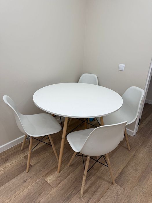 Продам стол и стулья.