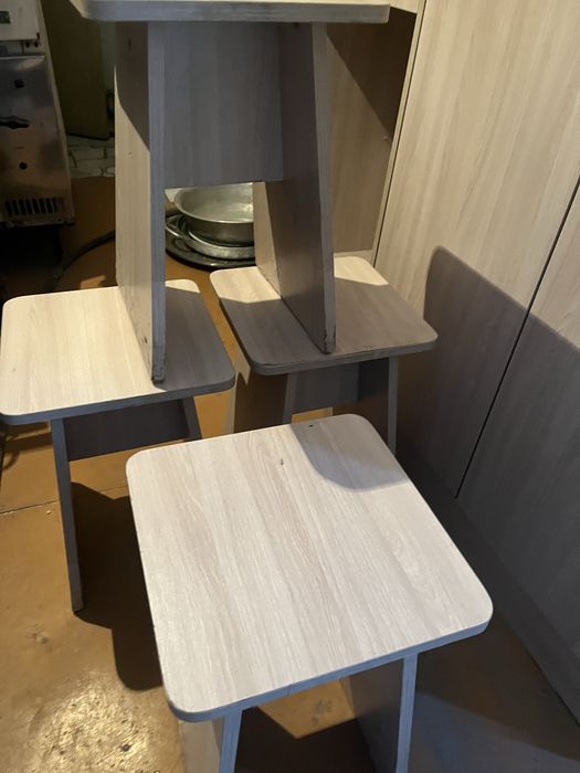 Табуретки и столы