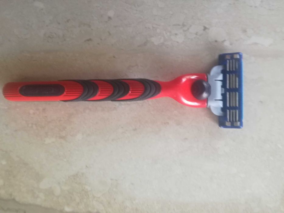 Продавам самабръсначка Жилет мач 3+1бр.чисто ново ножче