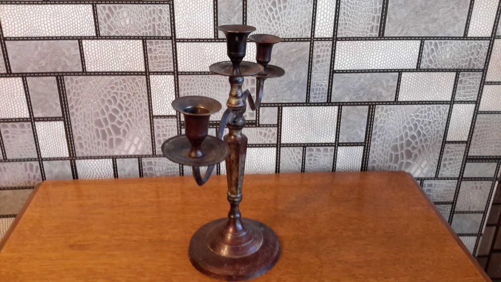 Метален свещеник