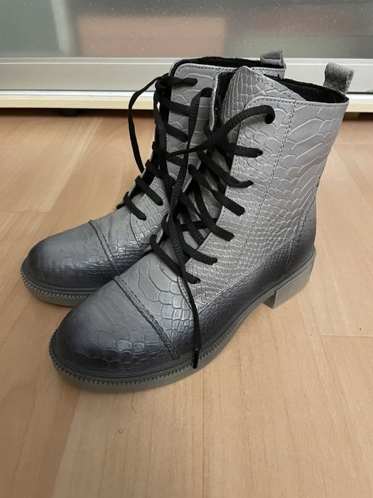 Продам женские кожанные ботинки