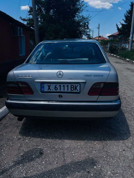 Продавам Mercedes E200