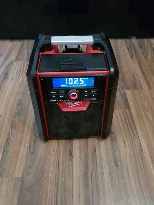 Radio Milwaukee M18 charger