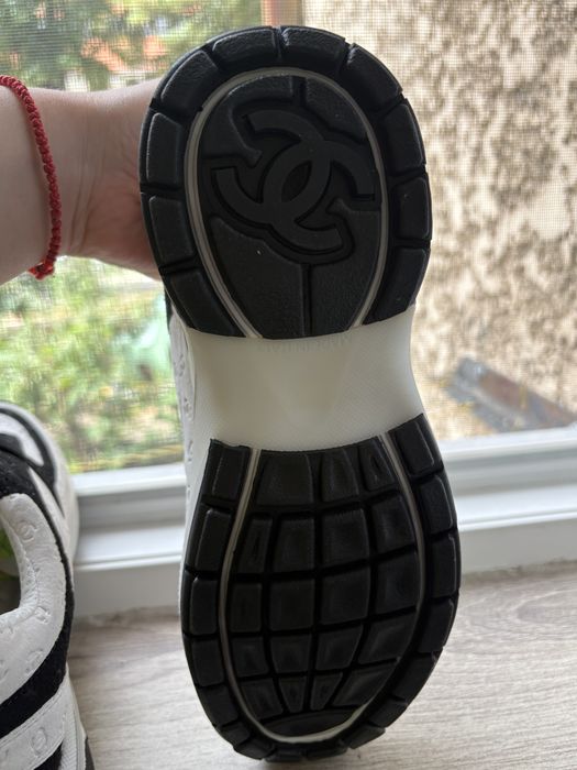 Vand adidasi Chanel