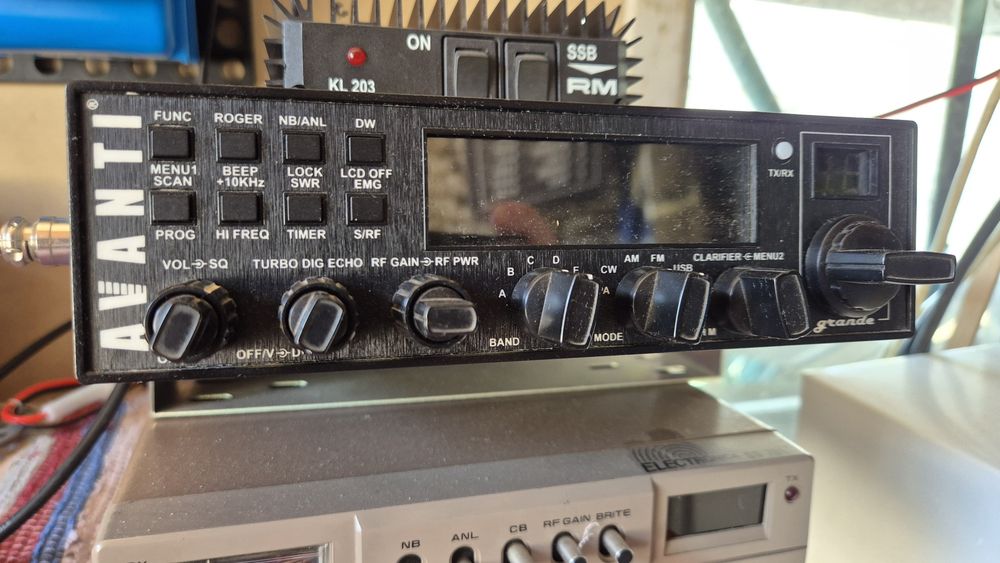 se vinde Statie CB Avanti Grande 45W cu amplificator  KL203 de 100w fm si 200ssb