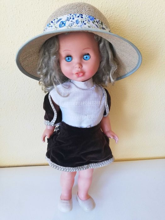 Papusa Aradeanca ochi albastri din 1980 de colectie, costum catifea