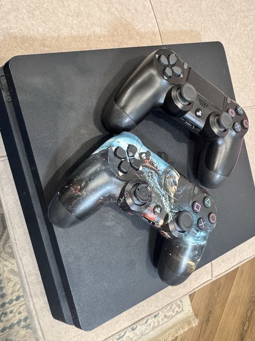 Продам PS4 в отличном  состоянии
