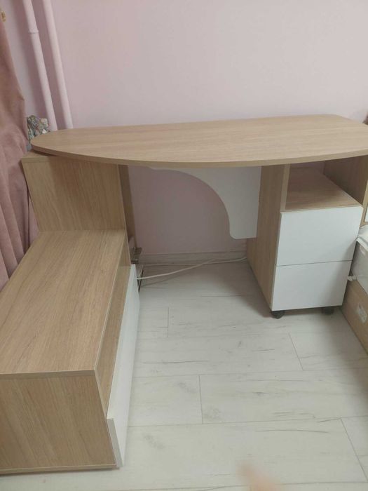 Продавам ученичиско бюро