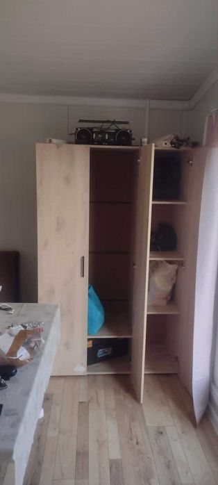 Продавам трикрилен гардероб нов