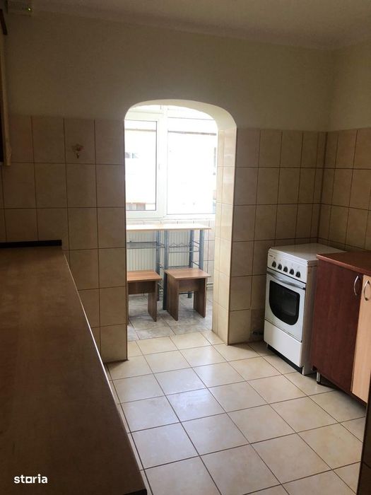 Proprietar închiriez Apartament 3 camere 2 băi.