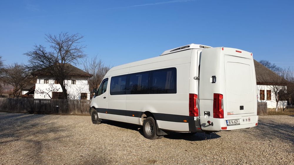 Inchiriere auto Autocare, Microbuze, Van 8 locuri