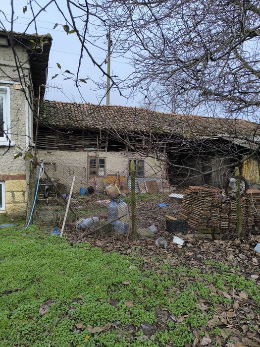 Двуетажна тухлена къща с гараж в село Дянково