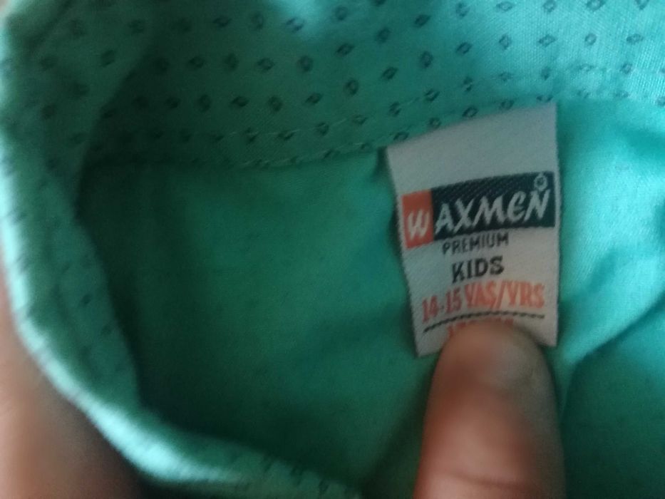 Продавам детска зелена ризка на черни точици маркова