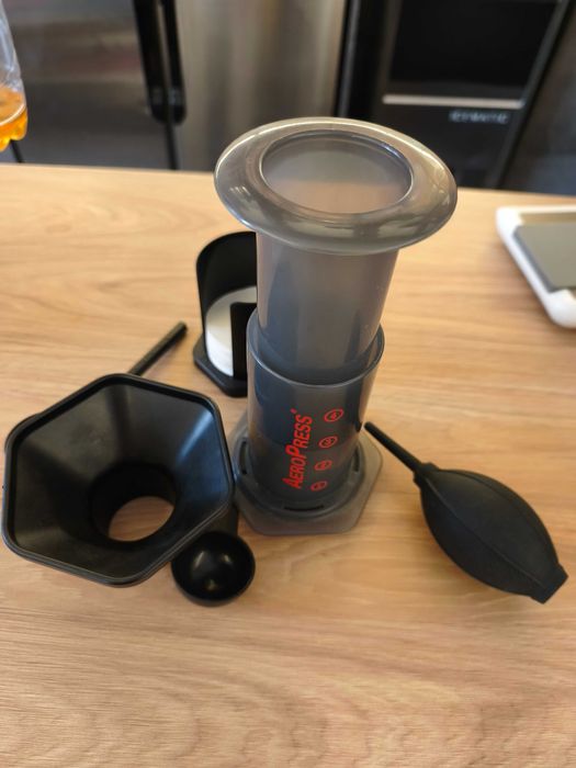 Много оборудования для кафе и бара(блендер, смузи, кофемашина и т.п.)