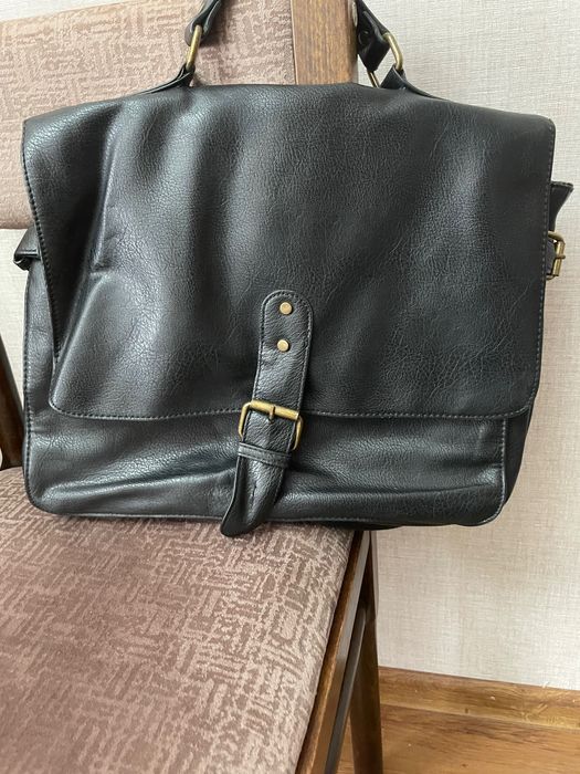 Продам портфель кожзаменитель