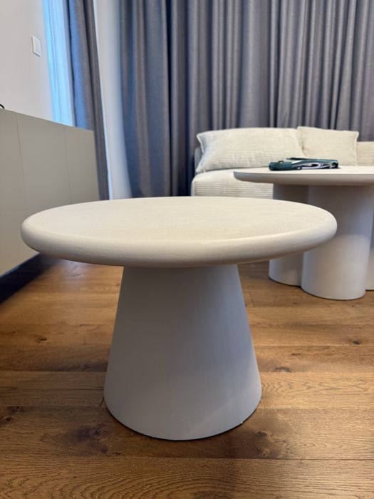 Холна маса в бежов цвят