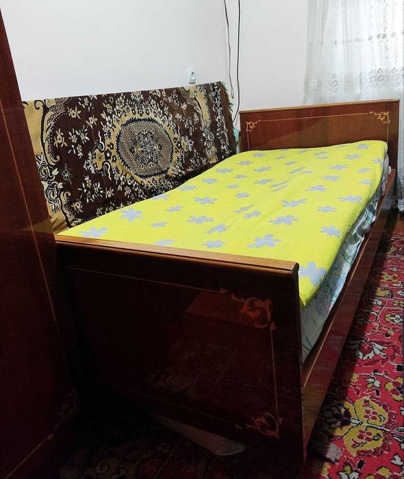 Продаётся двуспальная кровать с матрасом