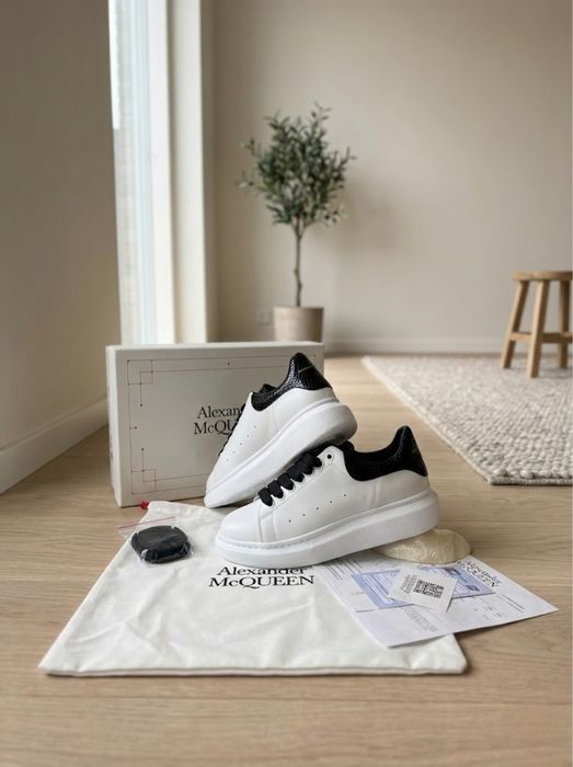 Adidasi Alexander M C Q U E E N Piele Neagra