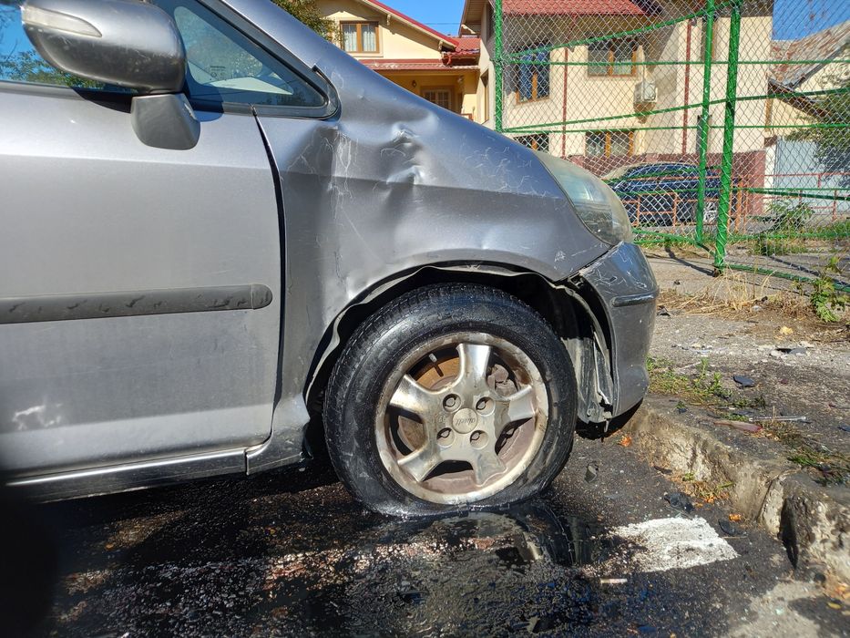 Honda jazz.  Vând motor 1.4 benzina  2006. dezmembrez.