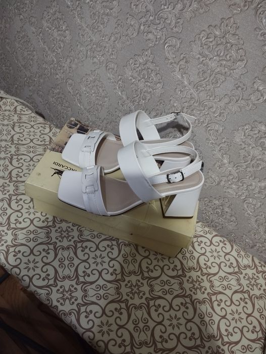 Босоножки новые 36 разм.