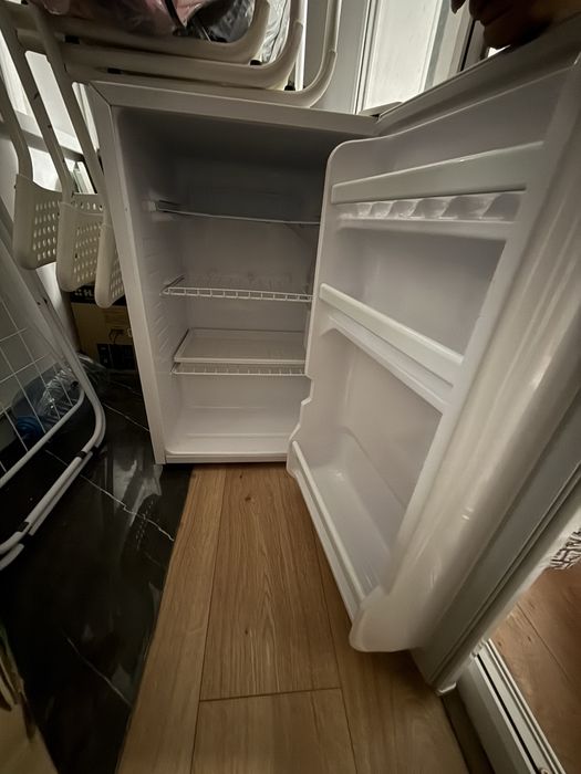 Срочно продам мини-бар Холодильник маленький