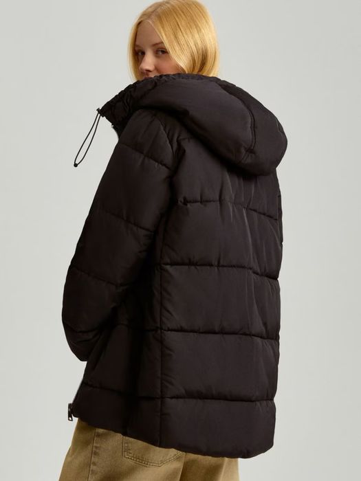 Капитонирано яке с качулка