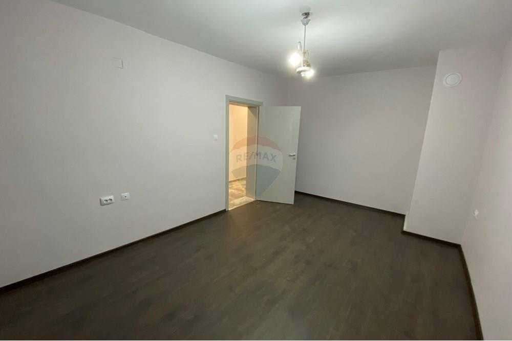 Продава се Тристаен апартамент в Разград, Център - 99 кв.м за 1808 €/кв.м - Снимка #8