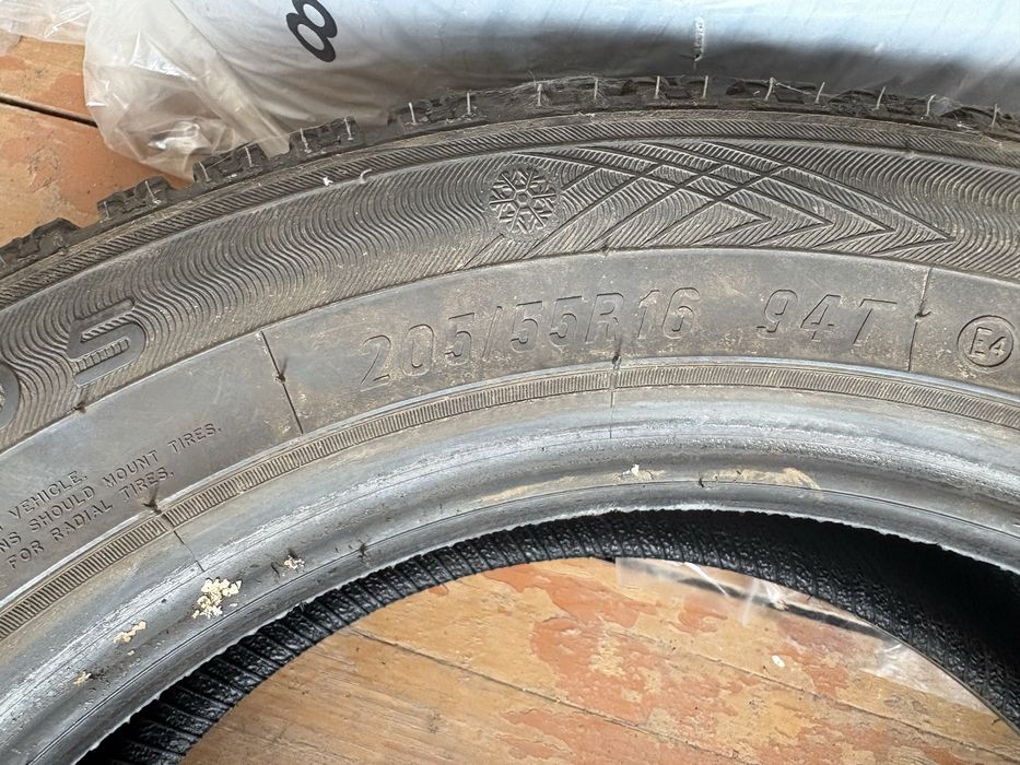 Продам 2 зимних баллона шипованных