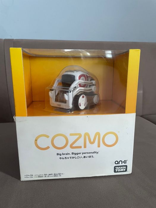 Робот Anki Cozmo на радиоуправлении Anki