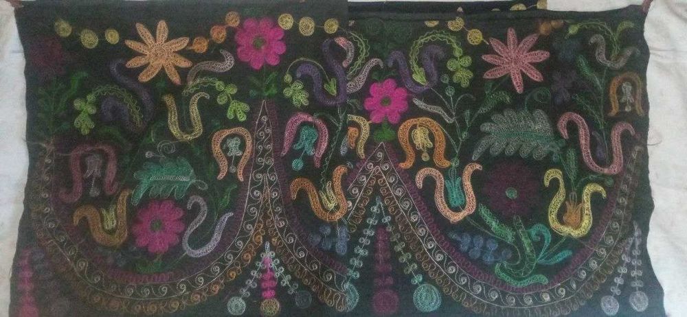 Сюзане ручной работы / Традиционная вышивка (тамбурный шов).