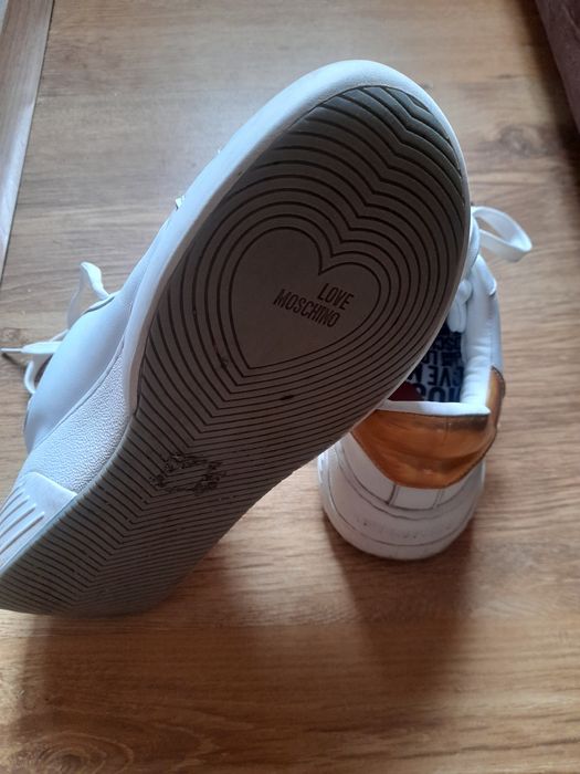 Продавам три чифта обувки втора употреба в комплект