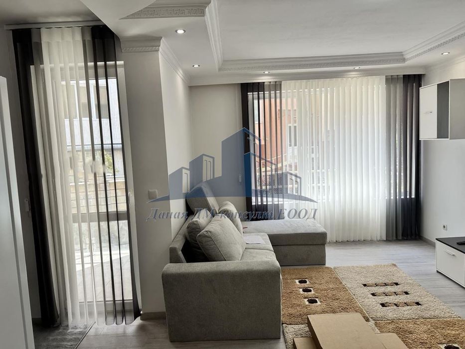 Дава се под наем Двустаен апартамент в Шумен, Център - 70 кв.м за 357 € - Снимка #1