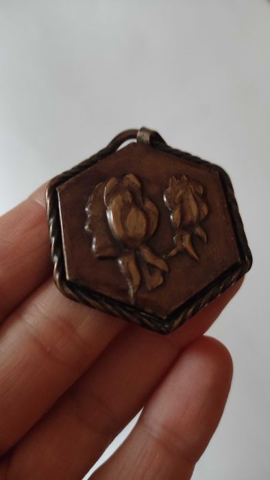 Медальони от благороден метал  по 10 лв.за брой