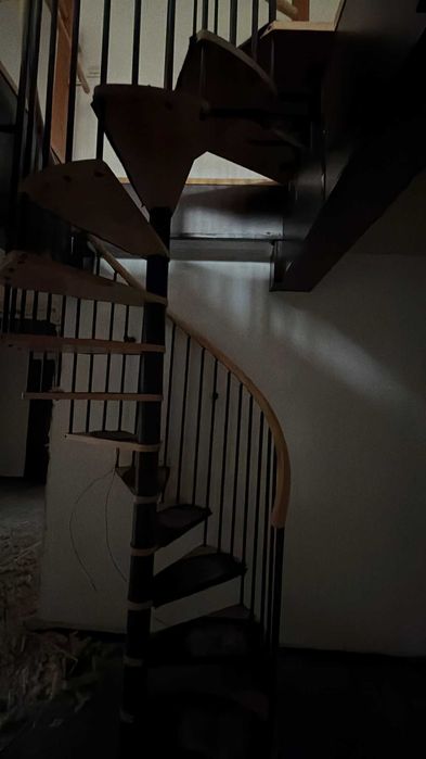 Scară elicoidală metal/lemn cu balustradă, demontare cumpărător
