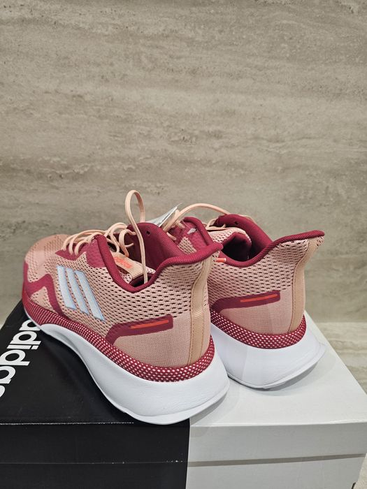 Чисто нови маратонки Adidas Nova Run X