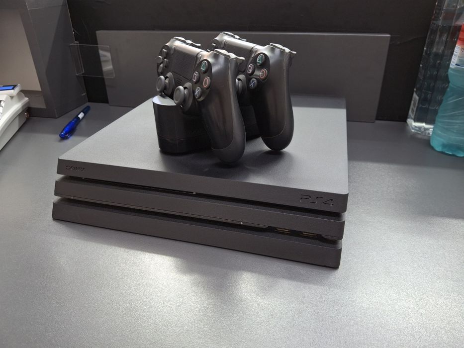 PlayStation 4 Pro  2 manete/stație încărcare