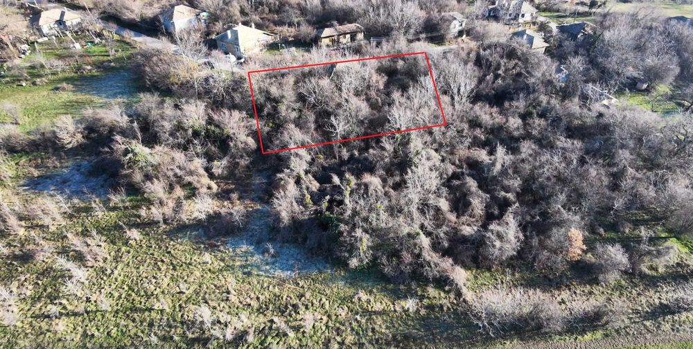 Селски имот с двор и  кладенец–1160 кв.м в с.Бракница, близо до Попово