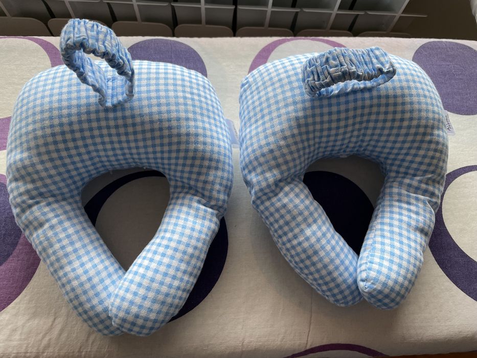 Бебешка възглавница, която държи бутилка мляко