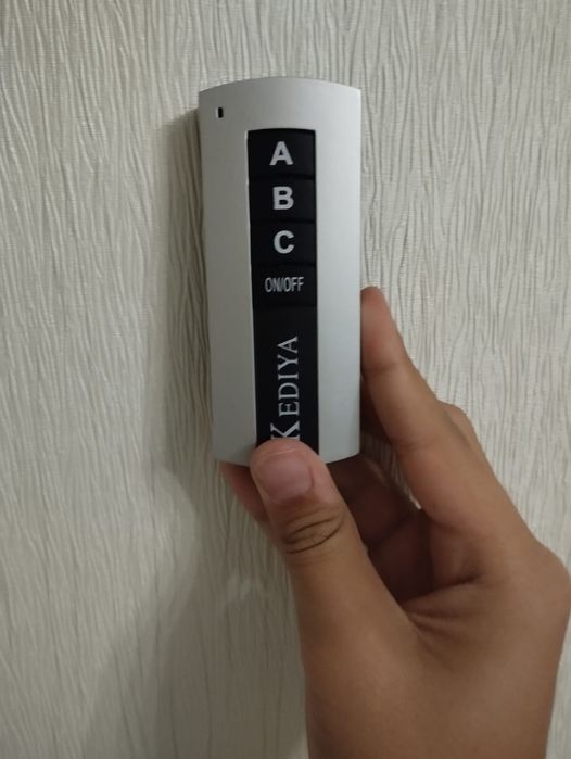 Продам люстру с пультом