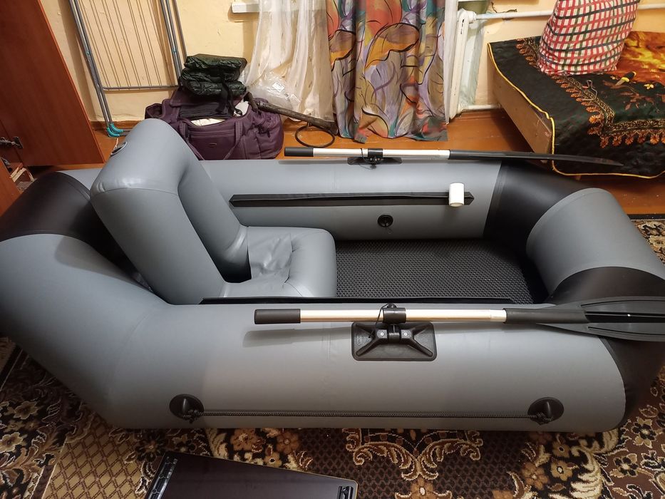 Лодка фирмы ,,Инзер,,2м20см полуторо местная  компактная ,удобная.